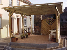 Pergola, teilweise mit Sichtschutzelementen